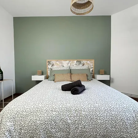 Champagne Haven Elegant In Center Daire